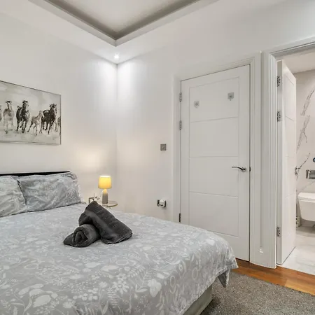 2 Bed 2 Bath Balcony View Wimbledon Tennis *