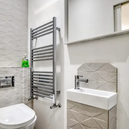 2 Bed 2 Bath Balcony View Wimbledon Tennis * London