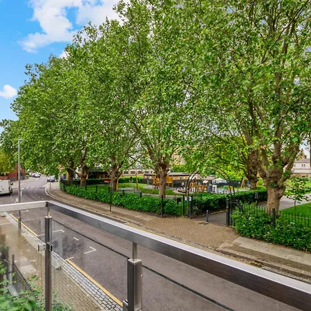 2 Bed 2 Bath Balcony View Wimbledon Tennis Holiday home *
