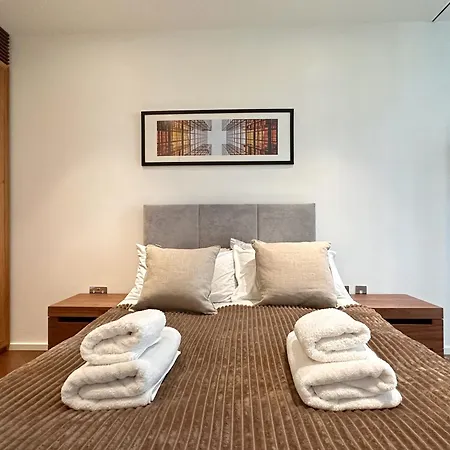 Luxury 2bed 2bath In Nine Elms In Modern Development Apartment *