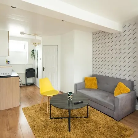 Spacious For Up To 4! Sofa Bed Appartamento Londra