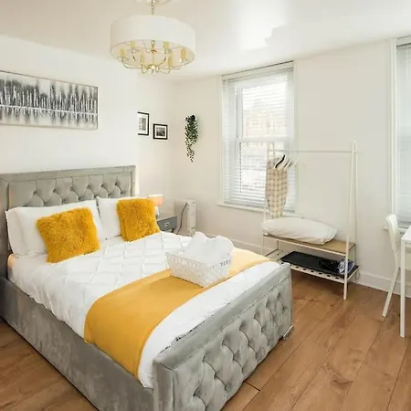 Spacious For Up To 4! Sofa Bed