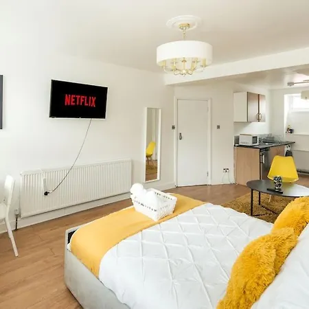 Spacious For Up To 4! Sofa Bed Appartamento Londra