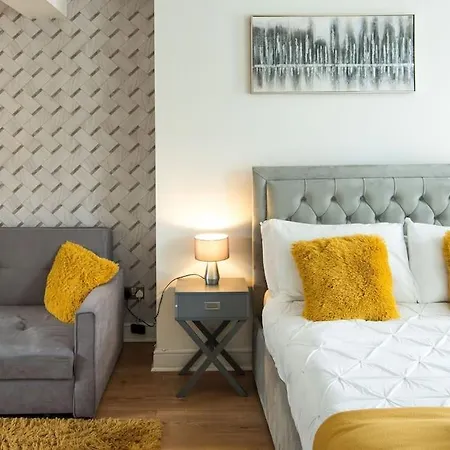 Spacious For Up To 4! Sofa Bed *