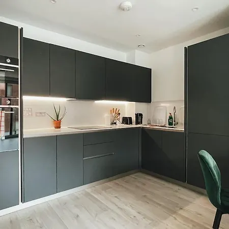 Modern New 2 Bedroom Flat *