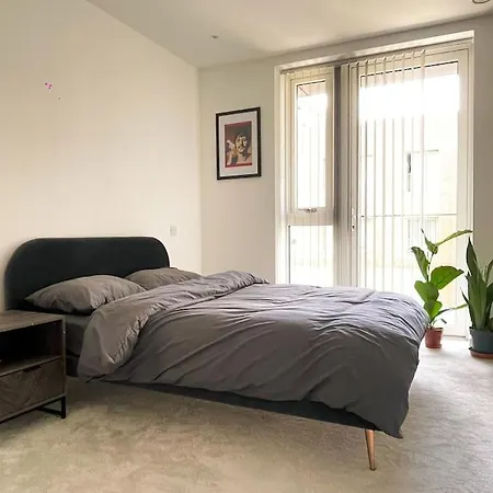 Modern New 2 Bedroom Flat