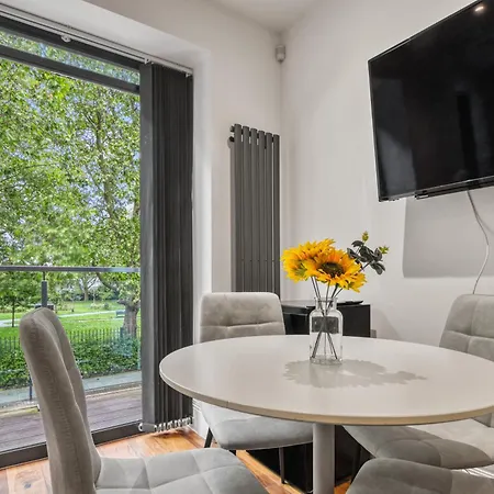 2 Bed 2 Bath Balcony View Wimbledon Tennis London