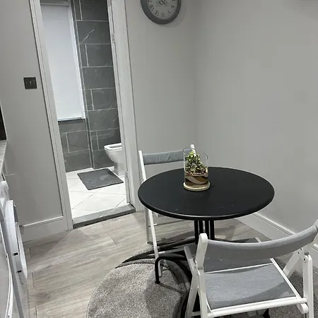 Escape - Grays Road Apartment *