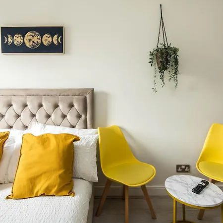 Spacious For Up To 4! Sofa Bed Londra
