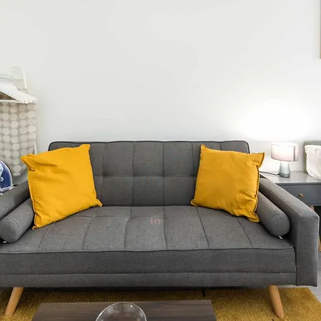 Spacious For Up To 4! Sofa Bed * Londra