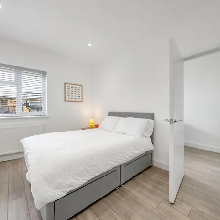 Modern Split Level 2br Spacious Maida Vale شقة