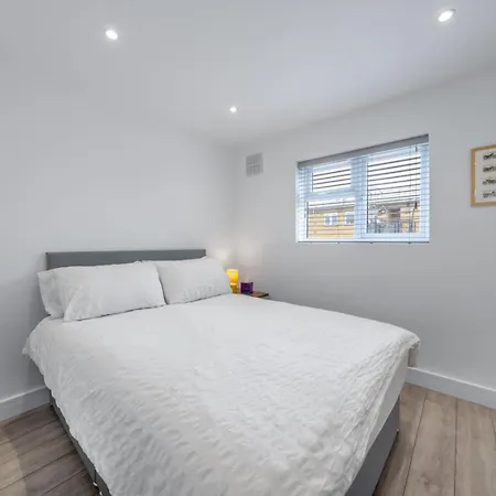 Modern Split Level 2br Spacious Maida Vale * لندن