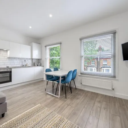 Modern Split Level 2br Spacious Maida Vale *