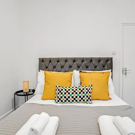 2-bed With Garden لندن
