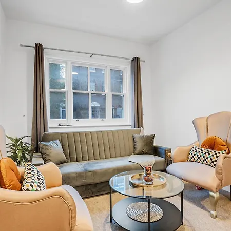 2-bed With Garden * لندن