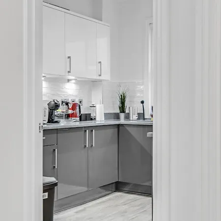 2-bed With Garden شقة لندن