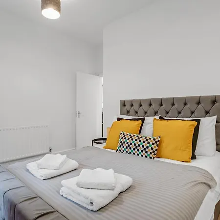 2-bed With Garden شقة *