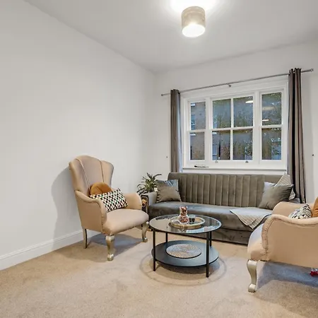 2-bed With Garden شقة