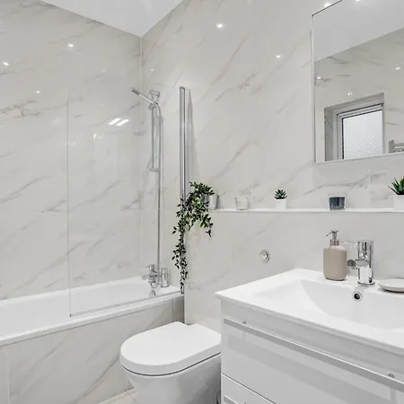 2-bed With Garden شقة *