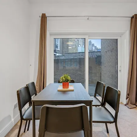 2-bed With Garden شقة