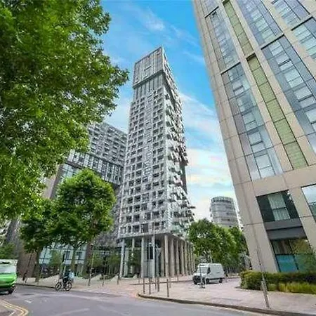 Modern Two Bed Serviced In Canary Wharf - Perfect For Long Stay, Business, Leisure And Relocations *