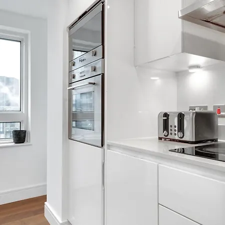 Modern Two Bed Serviced In Canary Wharf - Perfect For Long Stay, Business, Leisure And Relocations * London