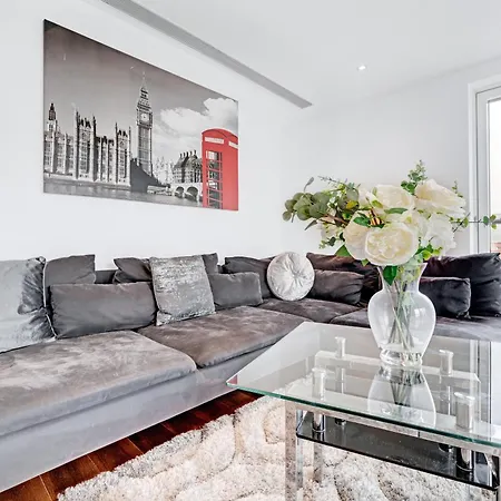 Modern Two Bed Serviced In Canary Wharf - Perfect For Long Stay, Business, Leisure And Relocations Apartment London
