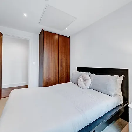 Modern Two Bed Serviced In Canary Wharf - Perfect For Long Stay, Business, Leisure And Relocations London