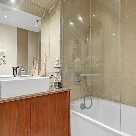 Modern Two Bed Serviced In Canary Wharf - Perfect For Long Stay, Business, Leisure And Relocations Apartment *