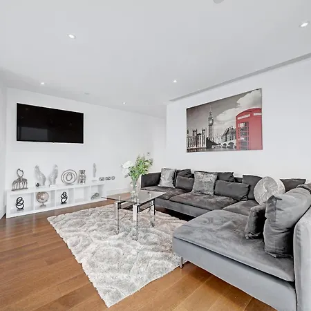 Modern Two Bed Serviced In Canary Wharf - Perfect For Long Stay, Business, Leisure And Relocations *