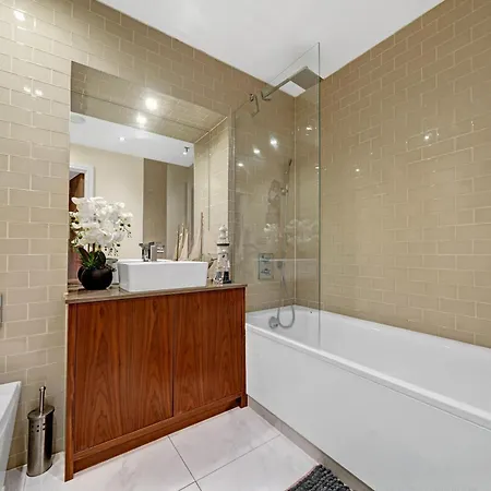 Apartment Modern Two Bed Serviced In Canary Wharf - Perfect For Long Stay, Business, Leisure And Relocations