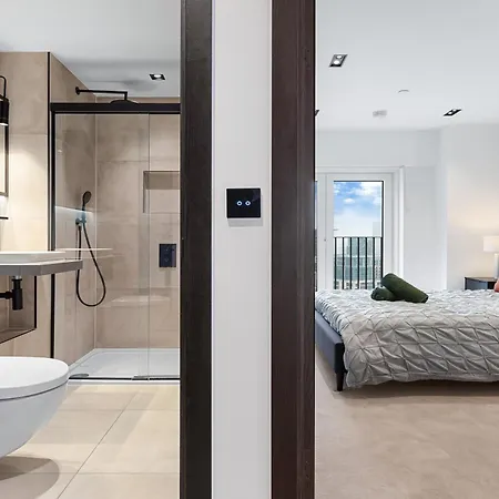 Heart Of Panoramic View 2 Bedroom Designer Luxury - Pool And Gym Access Apartment *