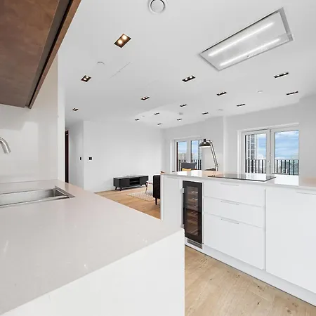 Heart Of Panoramic View 2 Bedroom Designer Luxury - Pool And Gym Access Apartment London