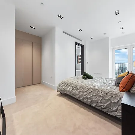 Heart Of Panoramic View 2 Bedroom Designer Luxury - Pool And Gym Access London