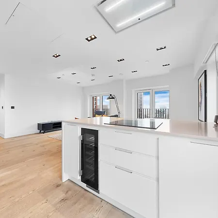 Heart Of Panoramic View 2 Bedroom Designer Luxury - Pool And Gym Access *