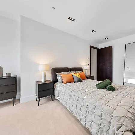 Heart Of Panoramic View 2 Bedroom Designer Luxury - Pool And Gym Access London