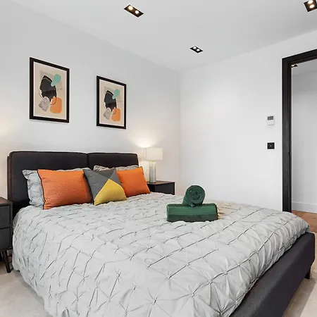 Heart Of Panoramic View 2 Bedroom Designer Luxury - Pool And Gym Access Apartment *