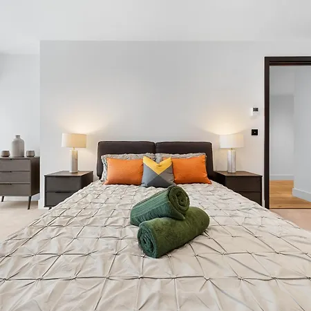 Heart Of Panoramic View 2 Bedroom Designer Luxury - Pool And Gym Access Apartment London