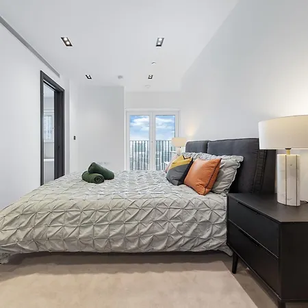 Heart Of Panoramic View 2 Bedroom Designer Luxury - Pool And Gym Access Apartment