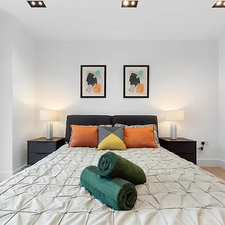 Heart Of Panoramic View 2 Bedroom Designer Luxury - Pool And Gym Access London