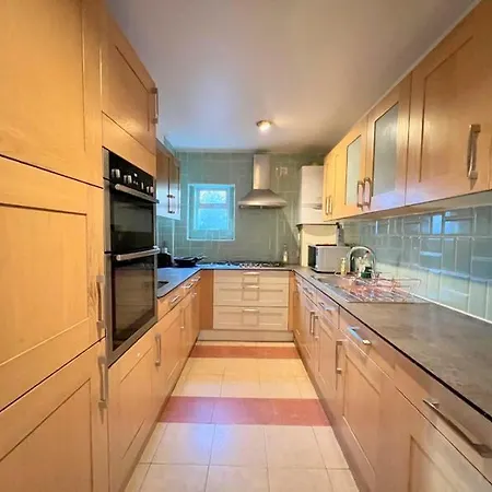 Central Acton House * London