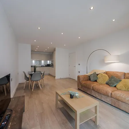 Barking Bright With 2 Bedrooms Apartment *