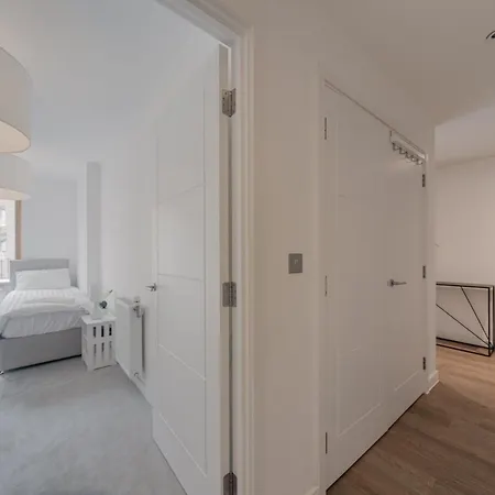Barking Bright With 2 Bedrooms Apartment