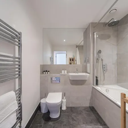 Barking Bright With 2 Bedrooms Apartment