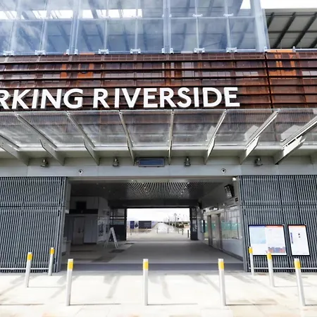 Barking Bright With 2 Bedrooms Apartment *