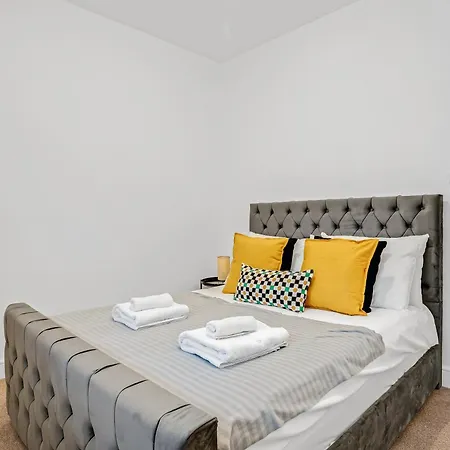 2-bed With Garden * لندن