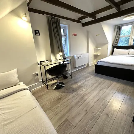 Sleeplicity London Heathrow 3* Feltham