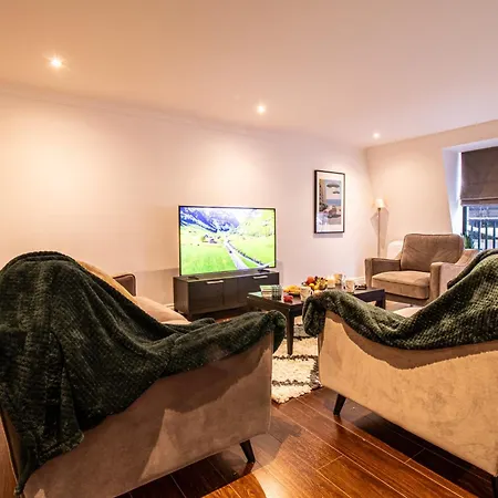 Old Spacious 2 Bedroom Flat With Pool Table Opposite Park 7 شقة