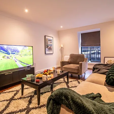 Old Spacious 2 Bedroom Flat With Pool Table Opposite Park 7 شقة *