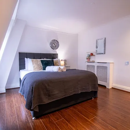 Old Spacious 2 Bedroom Flat With Pool Table Opposite Park 7 * لندن